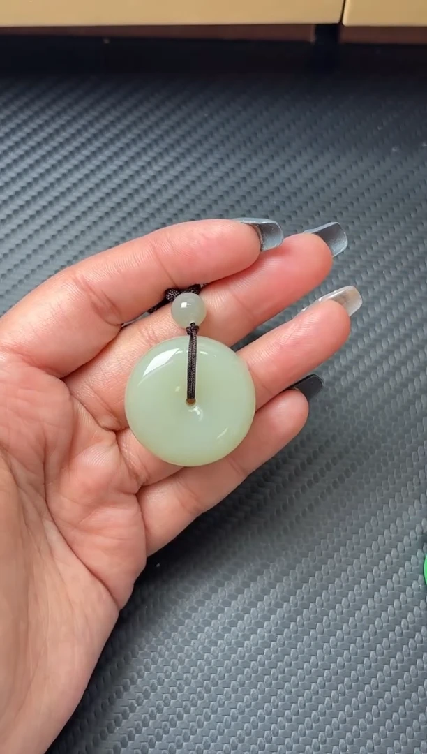 吊坠(赠链)未镶嵌和田玉且末微色差迪克兰二细平安扣