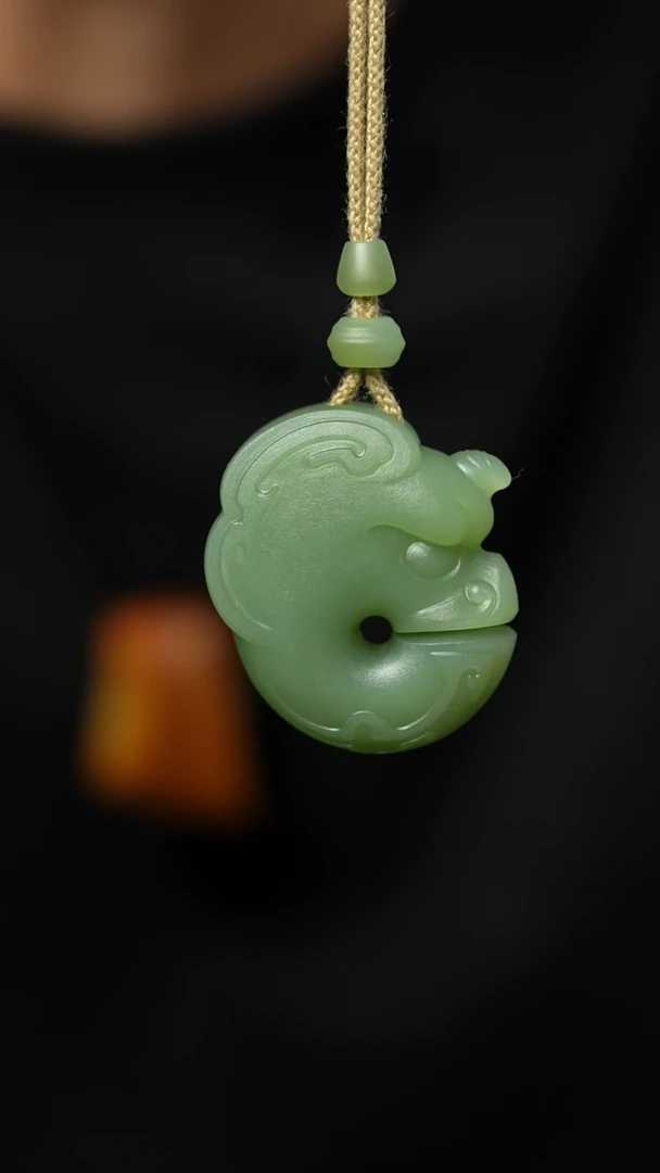 未镶嵌和田玉（碧玉）挂件大***爷玉猪龙