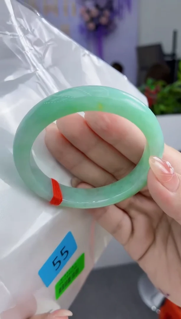 翡翠手镯未镶嵌翡翠手镯