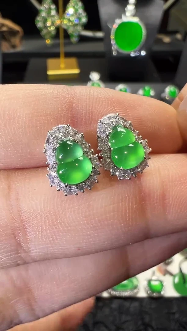 18K金镶嵌翡翠耳钉高冰甜阳绿葫芦耳钉