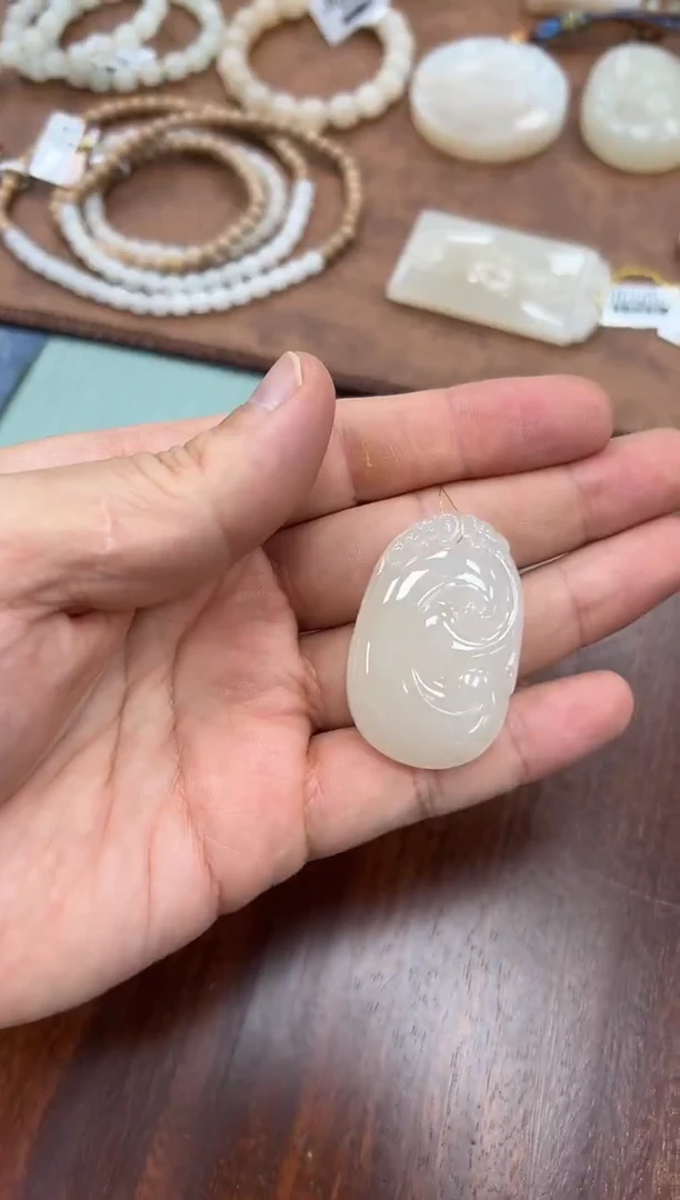 颈饰未镶嵌和田玉如意