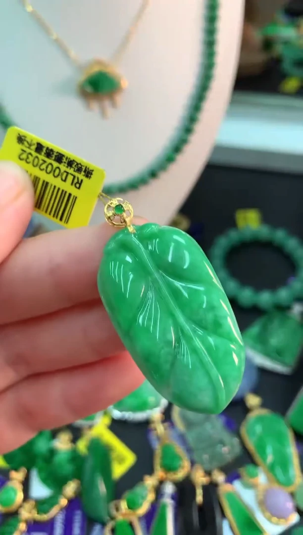 翡翠18K金镶嵌颈饰挂件