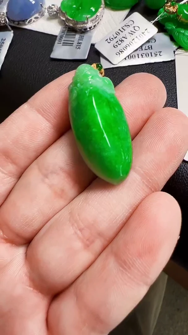颈饰18K金镶嵌翡翠瓜