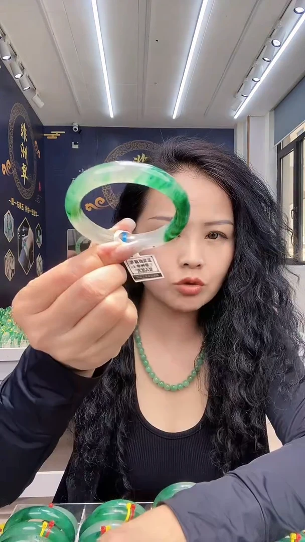 石英质玉手镯未镶嵌18