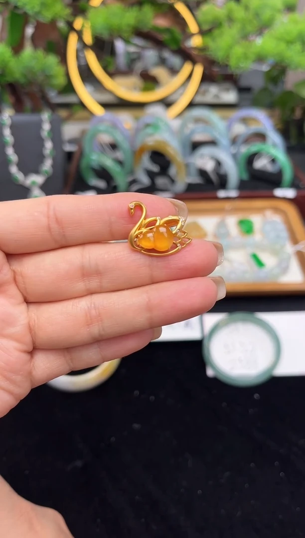 颈饰18K金镶嵌翡翠吊坠