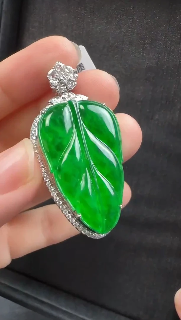 颈饰18K金镶嵌翡翠125叶子一个