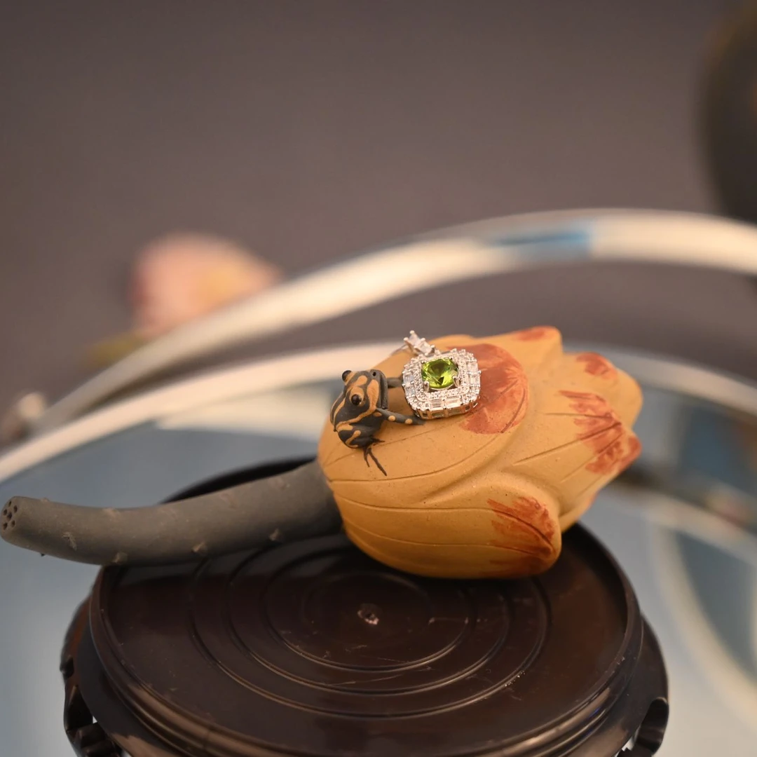 碧绿橄榄石吊坠