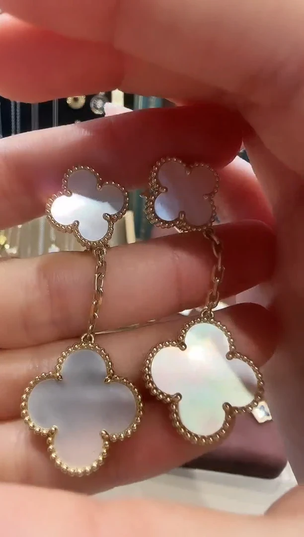 18K金镶嵌贝壳耳饰双花耳饰