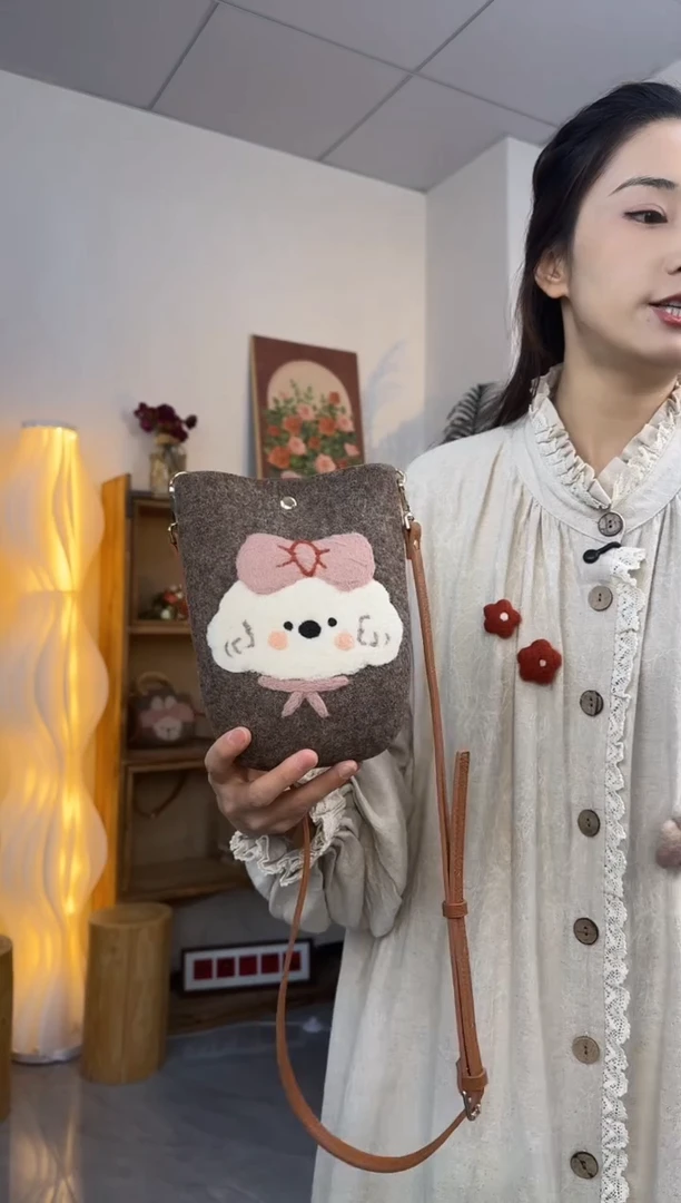 羊毛非遗纯手工包  手机包小狗