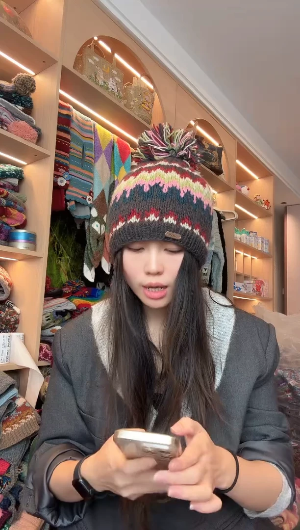 羊毛浅灰色单球帽