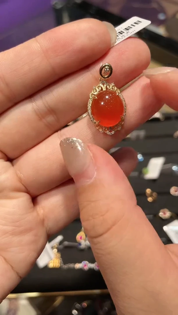 南红玛瑙18K金镶嵌吊坠(不含链)18K金南红钻石吊坠