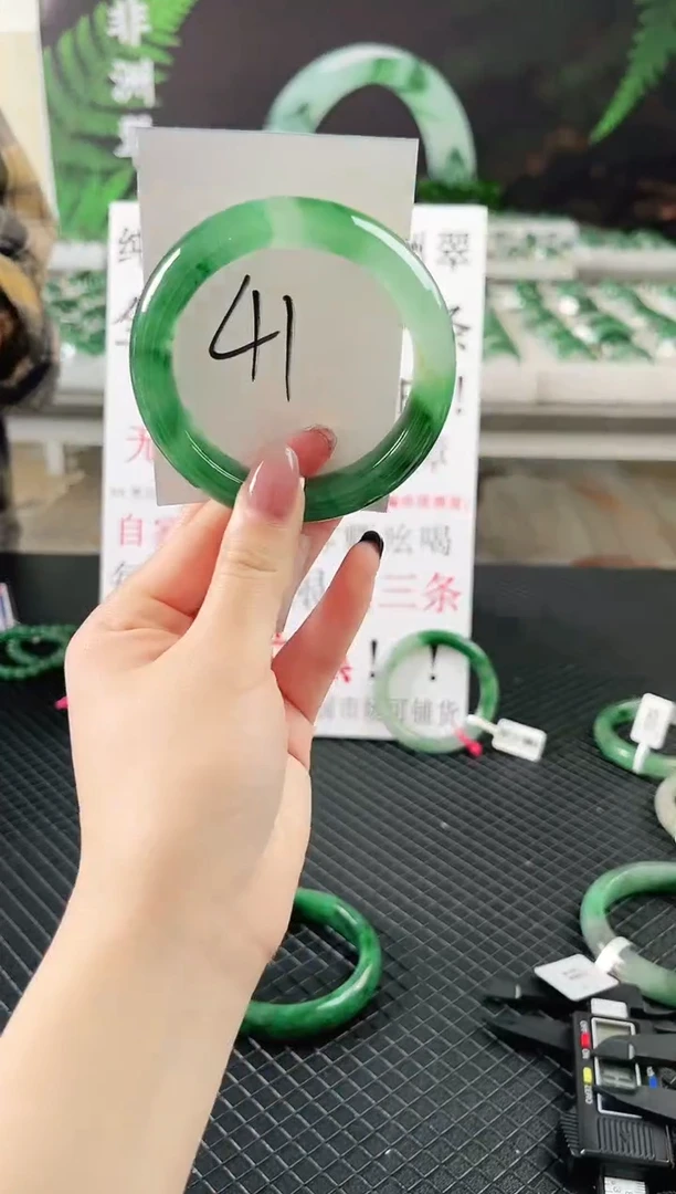 未镶嵌手镯石英质玉（非洲翠）微瑕一经发货运费不退介意勿拍