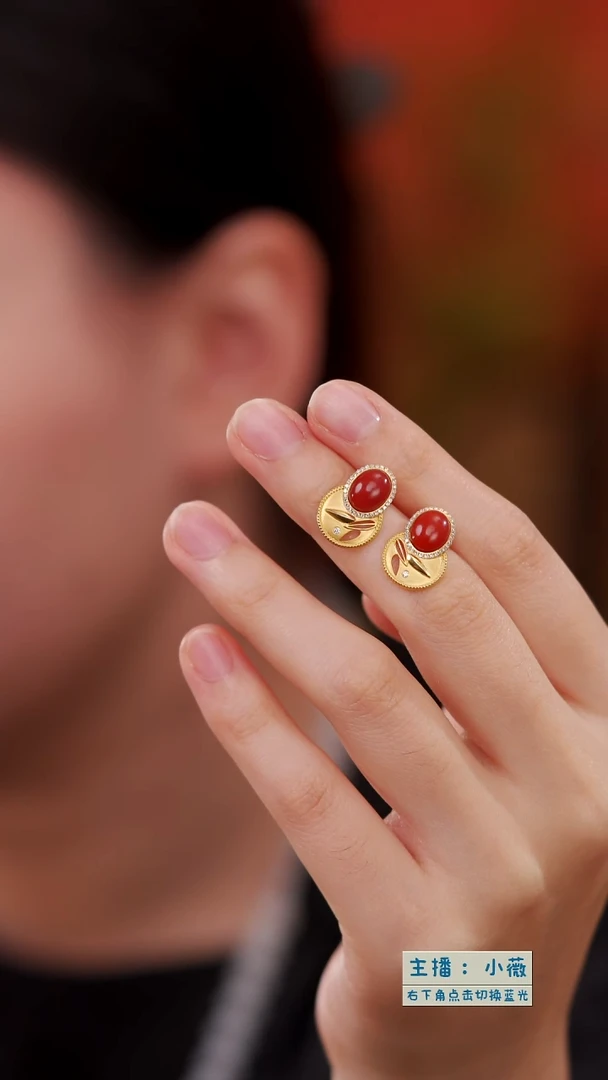 18K金镶嵌南红玛瑙耳饰椭圆