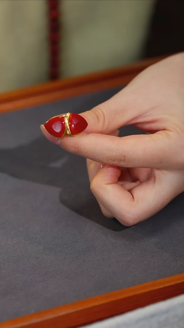 18K金镶嵌南红玛瑙耳钉原矿E6-1