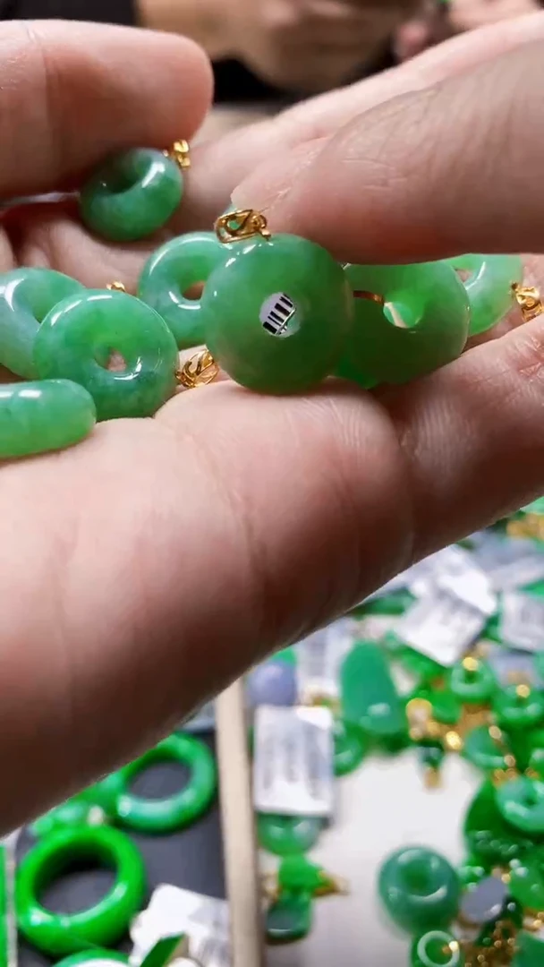 颈饰18K金镶嵌翡翠多样性发货发1