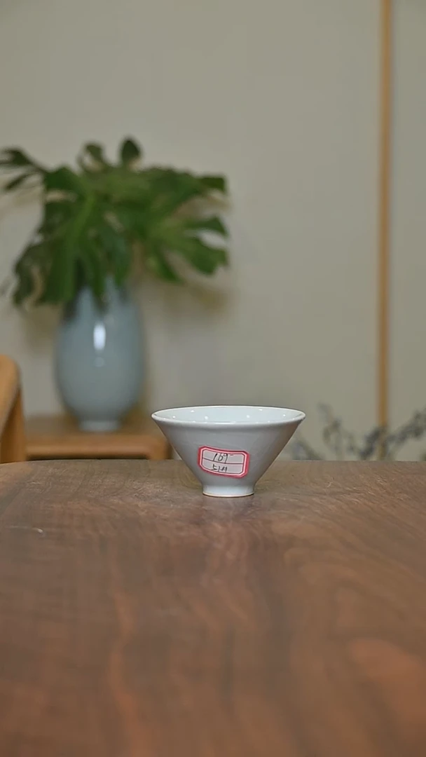 51#斗笠杯 月白釉 微瑕 桑麻款