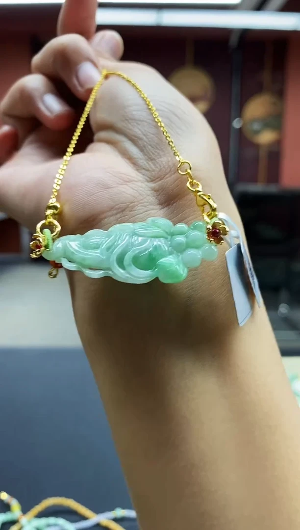 颈饰未镶嵌翡翠吊坠