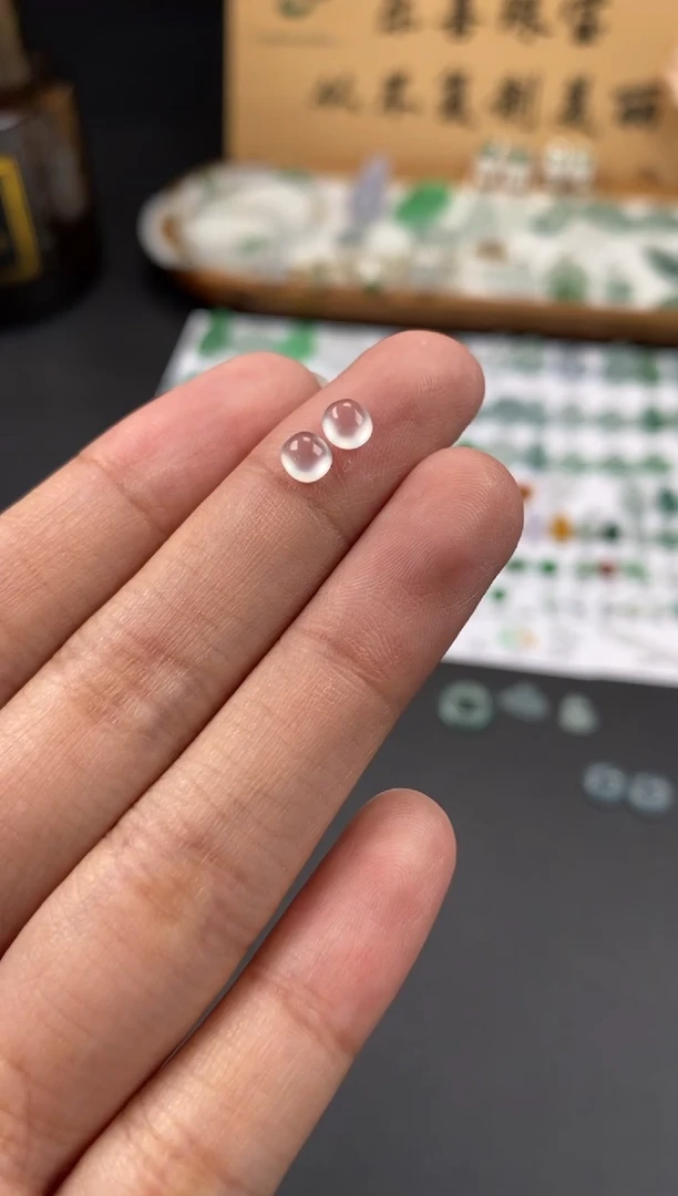 翡翠未镶嵌颈饰翡翠冰种蛋面一对