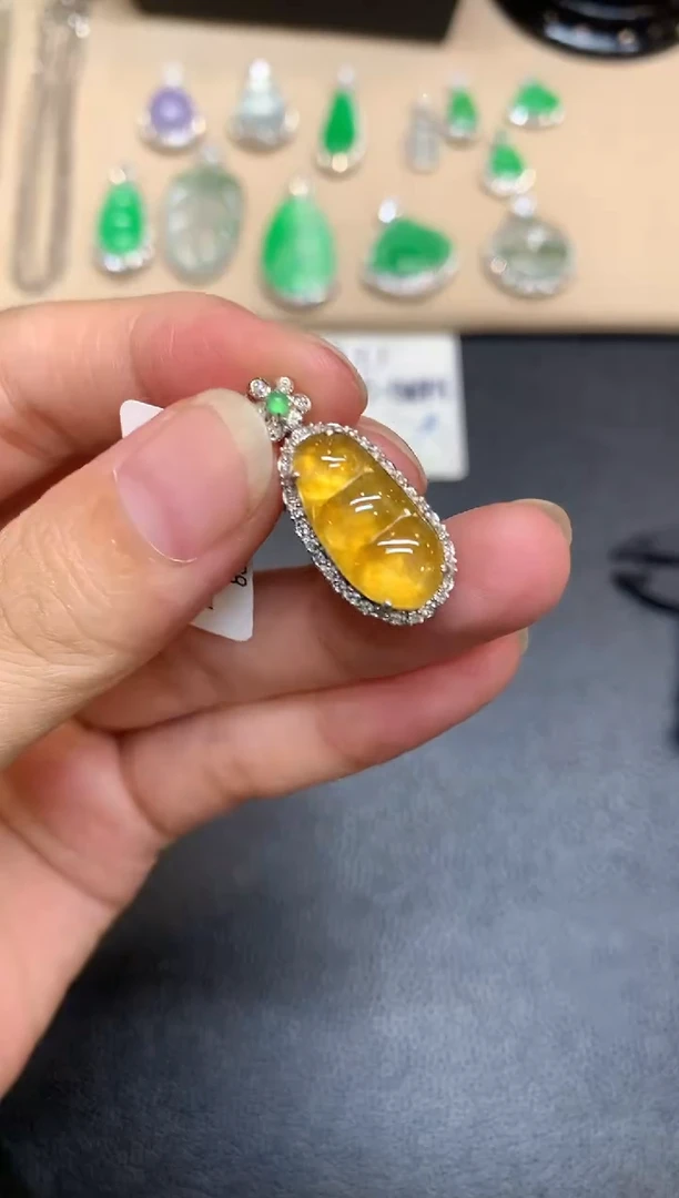 颈饰18K金镶嵌翡翠福豆【无服务费