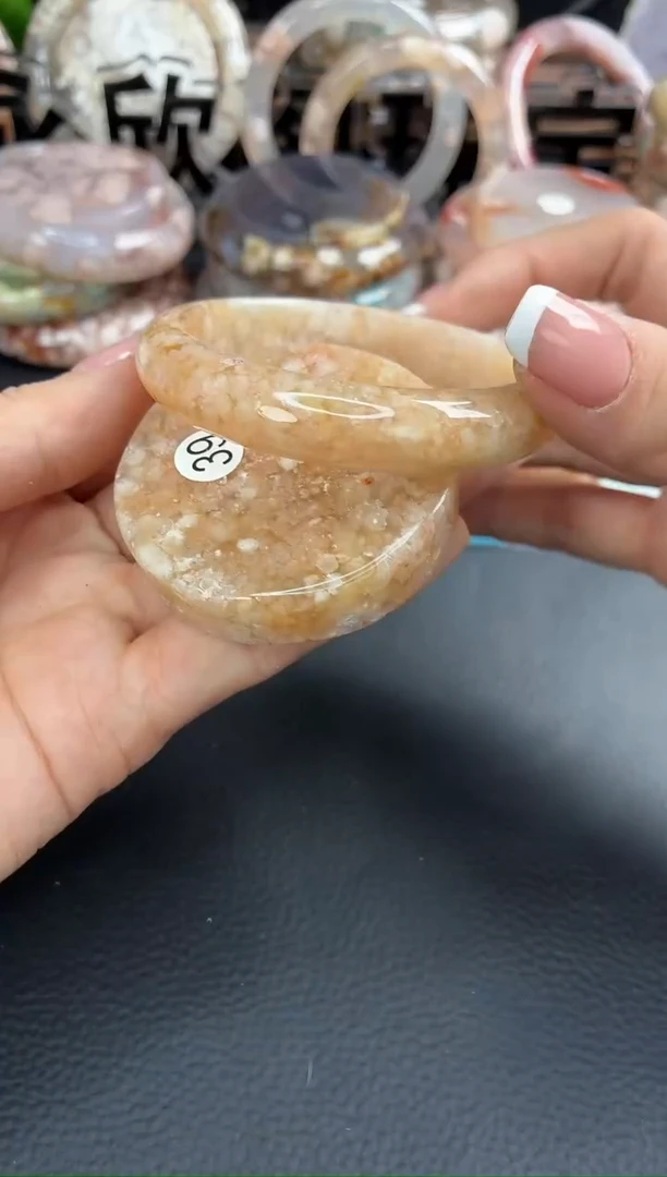 未镶嵌手镯（圆镯）石英质玉52