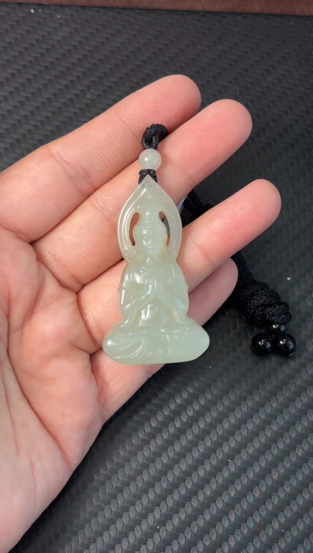 吊坠(赠链)未镶嵌和田玉且末微色差近矿吊坠