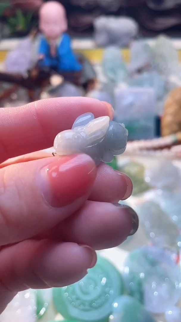 翡翠未镶嵌颈饰本*兔
