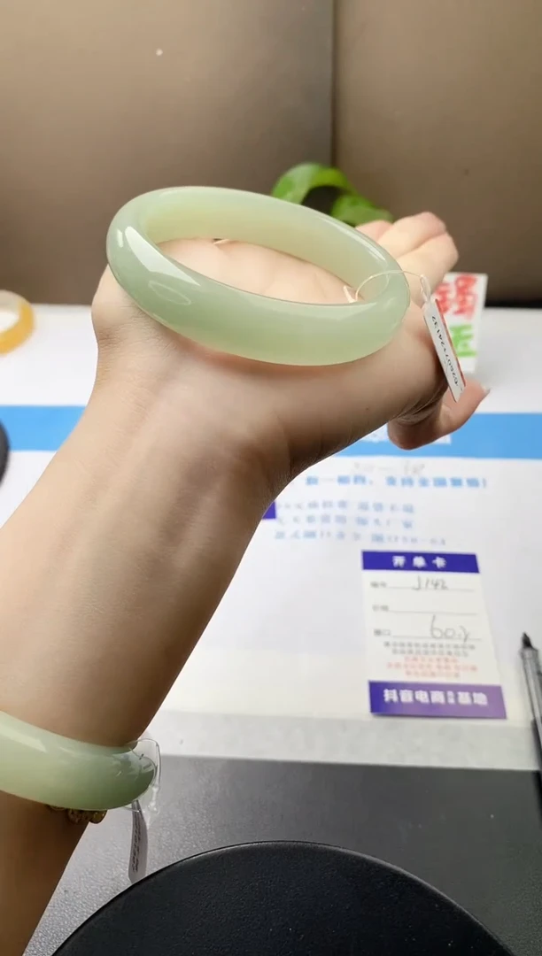 未镶嵌手镯石英质玉j142-DB多样性发货60+