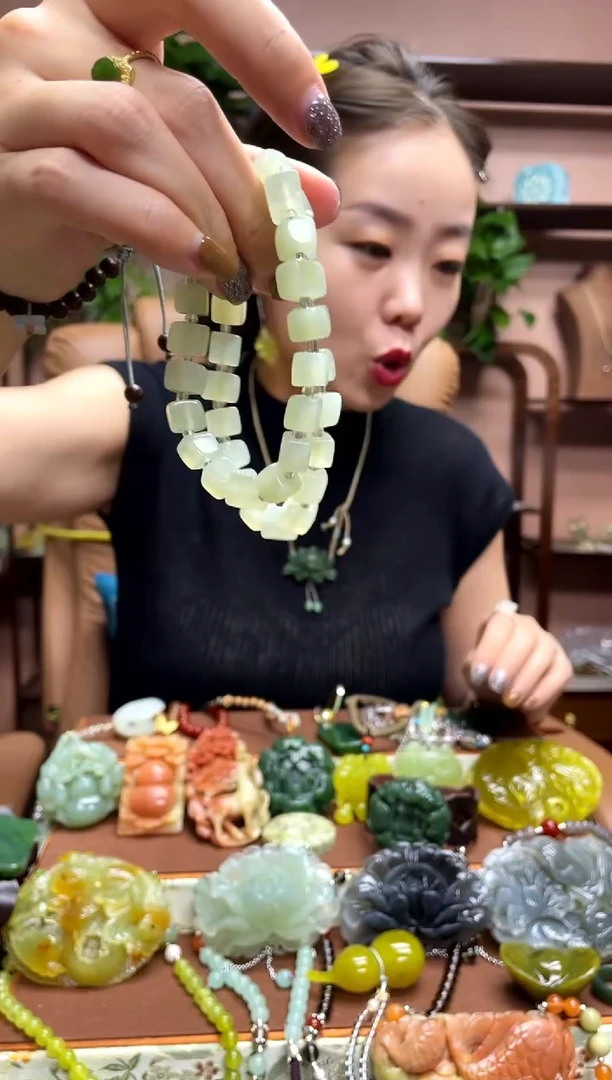 未镶嵌岫玉吊坠多样性发货发其中之一