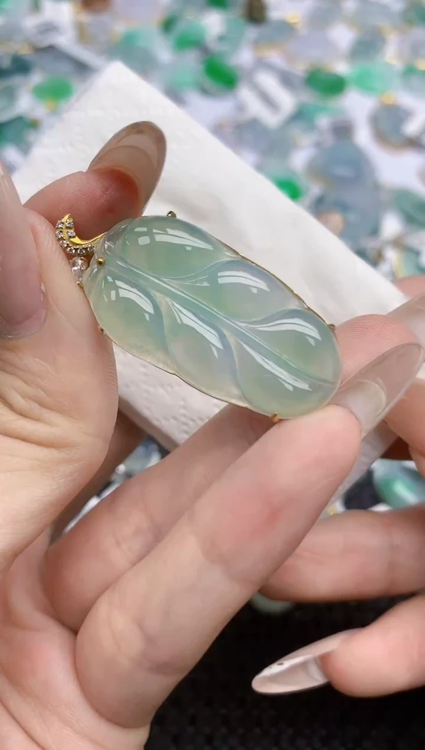 翡翠18K金镶嵌颈饰   天然翡翠A货