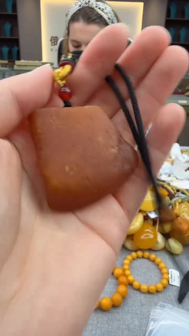琥珀颈饰未镶嵌93秒拍号 假一罚三