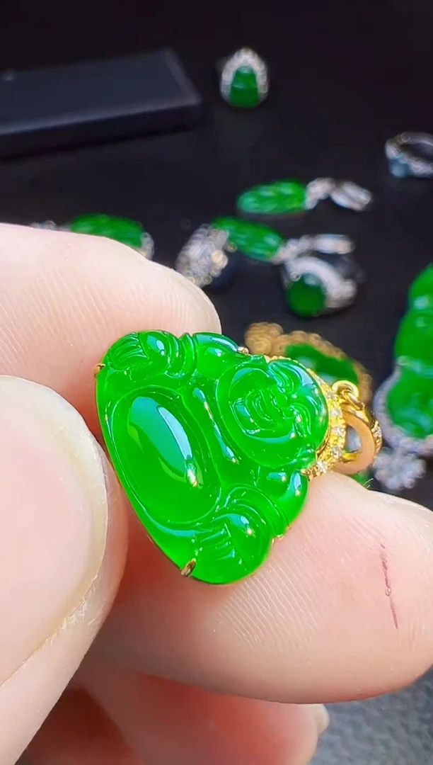 颈饰18K金镶嵌翡翠秋*翡翠