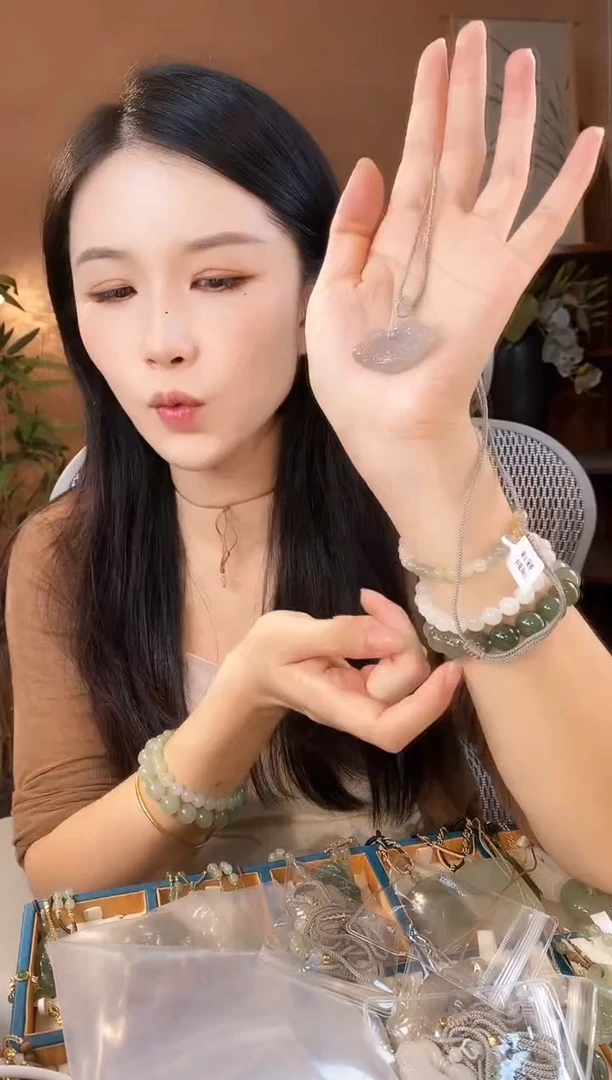 颈饰未镶嵌和田玉烟紫如意锁