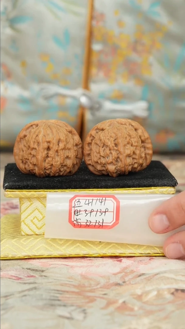 【闪购商品】文玩核桃把件白狮子有修