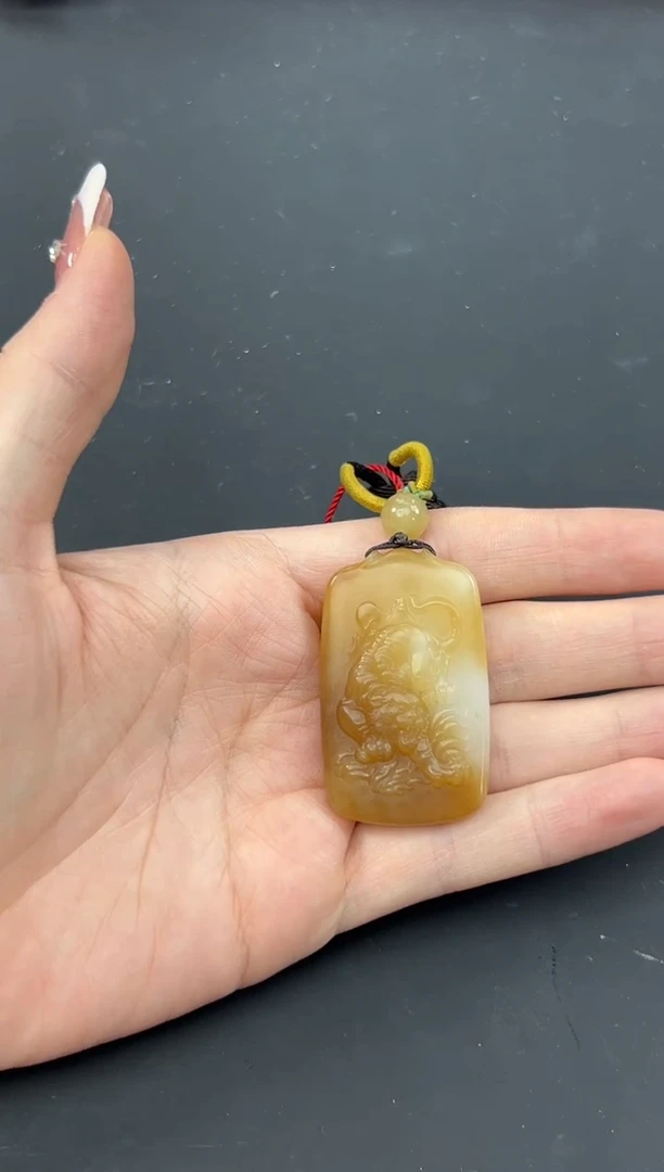 【闪购商品】和田玉吊坠(赠链)未镶嵌且末金山微色差吊坠