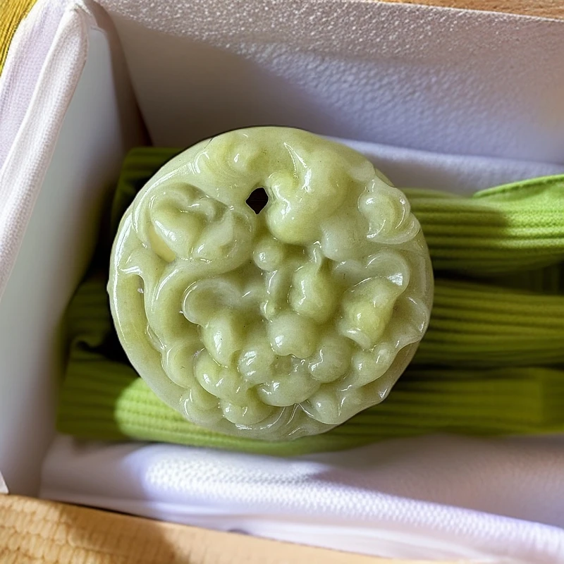 纯天然岫玉老密蜡黄荷花吊坠