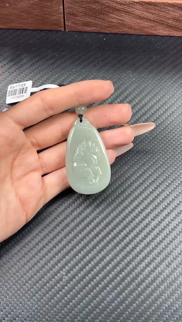 吊坠(赠链)未镶嵌和田玉且末近矿微色差吊坠