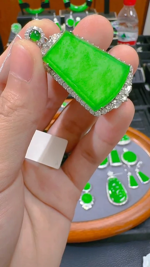 【闪购商品】翡翠吊坠(赠链)银S925镶嵌天然A货翡翠