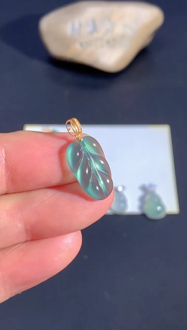 颈饰18K金镶嵌翡翠