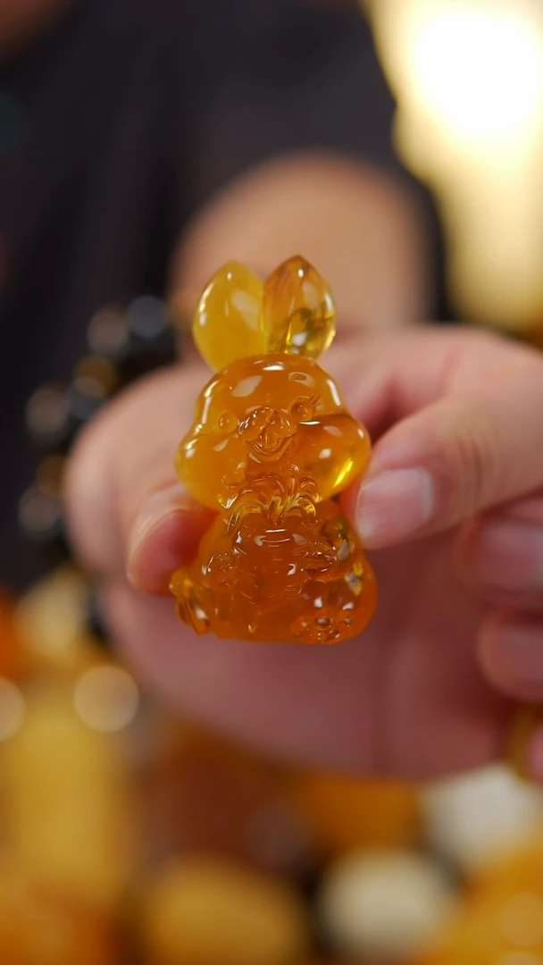 【闪购商品】蜜蜡裸石未镶嵌糖色金绞蜜生肖兔吊坠21.45