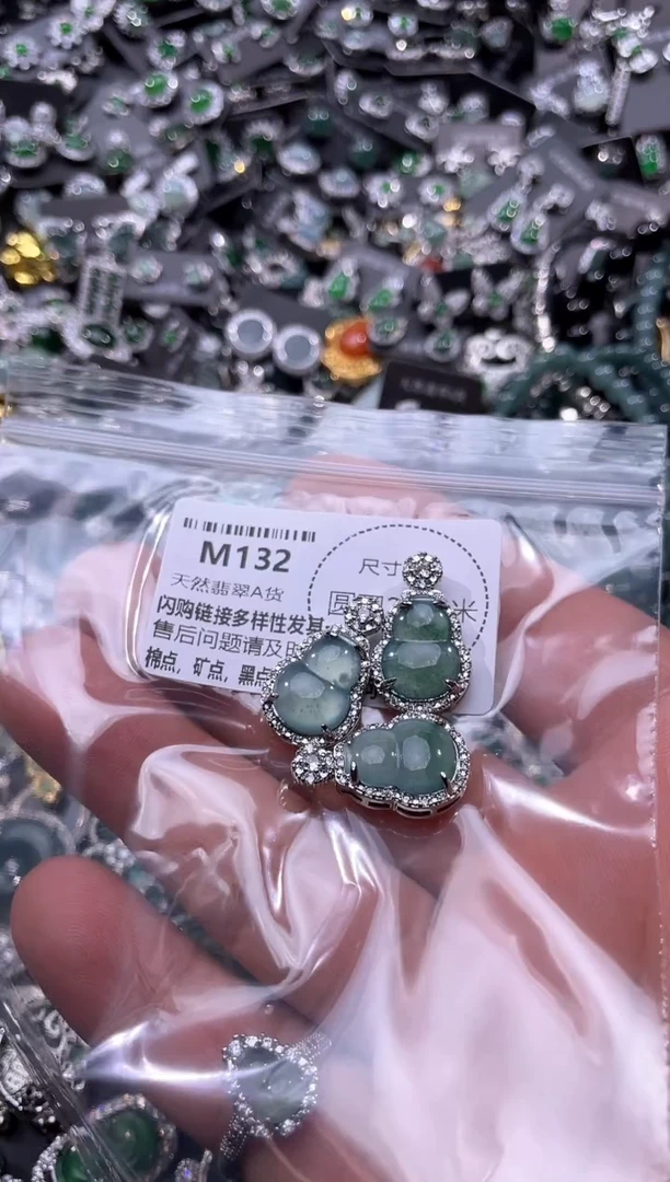 翡翠未镶嵌颈饰M132多样性发其一