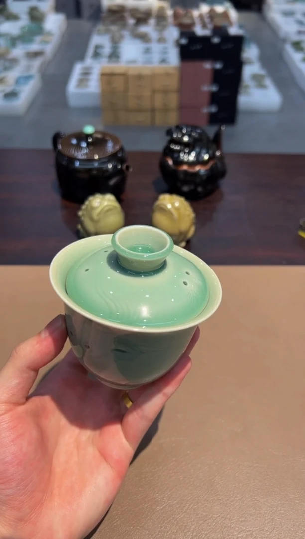 134窑承龙泉青瓷玲珑鱼二才盖碗