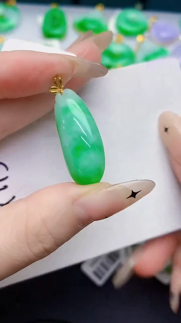 颈饰18K金镶嵌翡翠缅甸天然翡翠A货