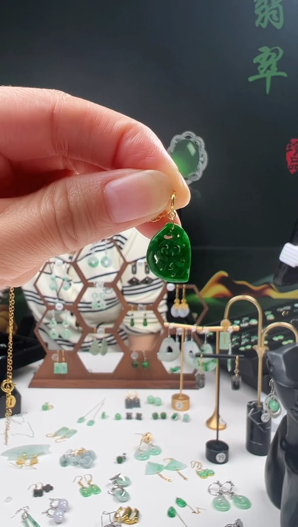 吊坠(赠链)18K金镶嵌翡翠1
