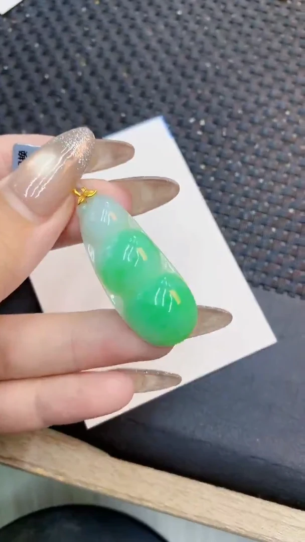 颈饰18K金镶嵌翡翠1