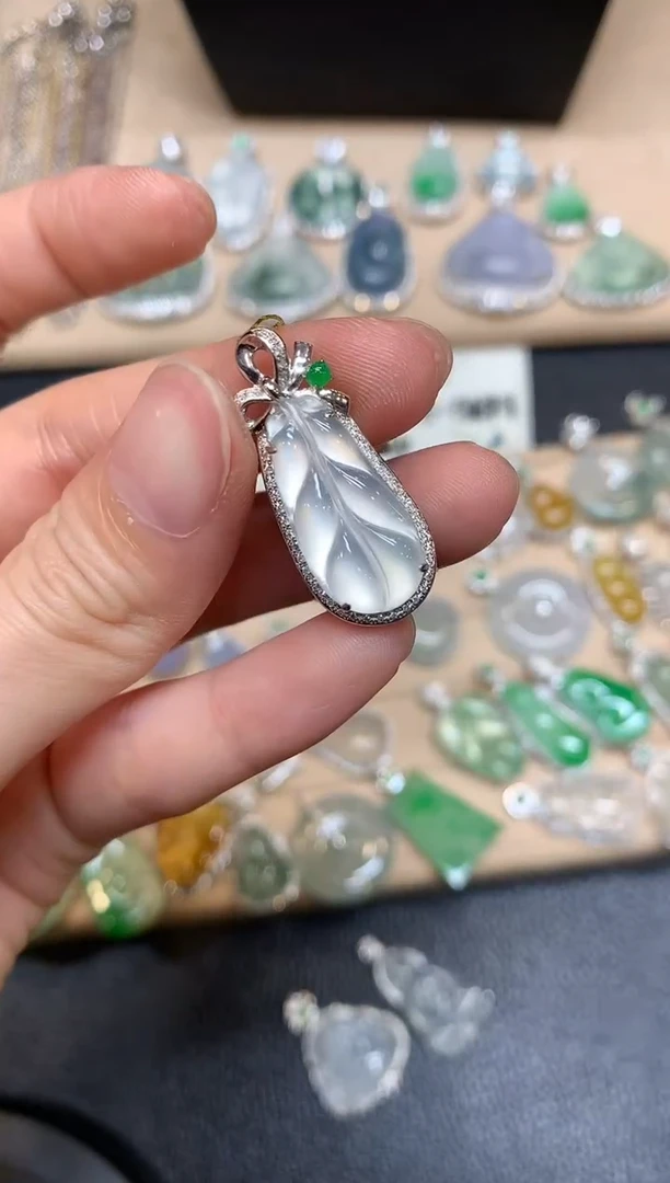 【闪购商品】翡翠颈饰18K金镶嵌芭蕉叶【无服务费