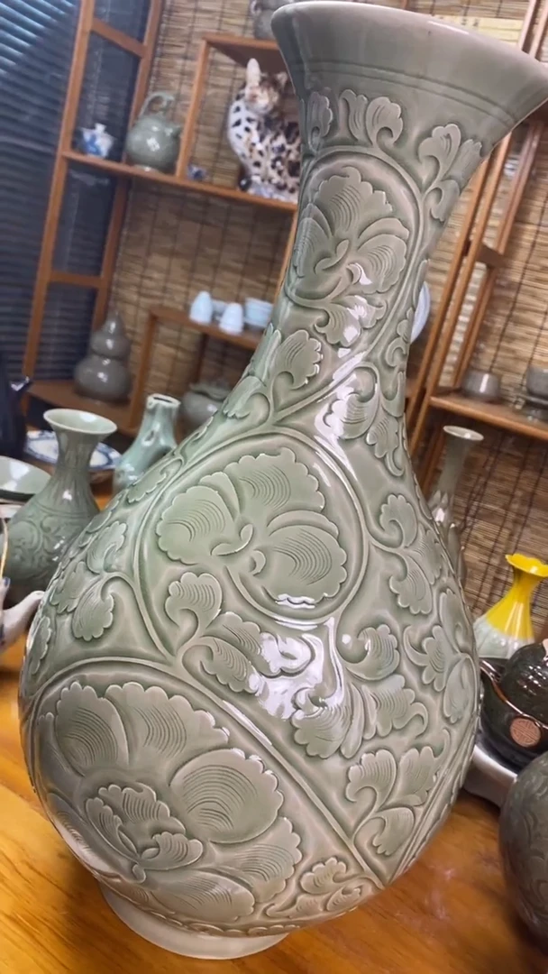 摆件手工青瓷牡丹纹玉壶春大师款