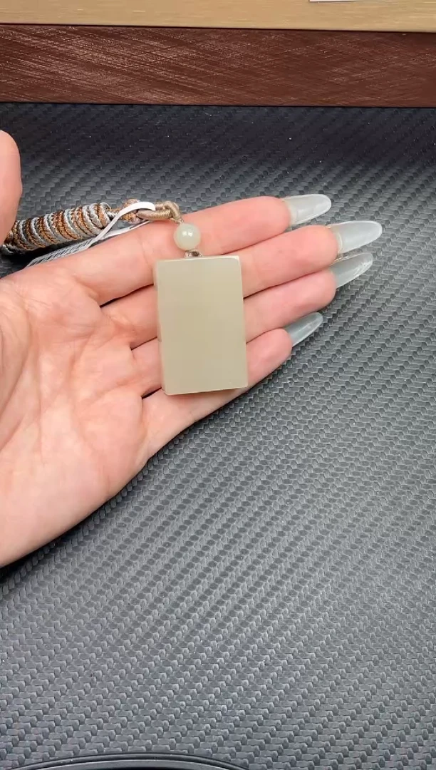 吊坠(赠链)未镶嵌和田玉黑山微色差吊坠m