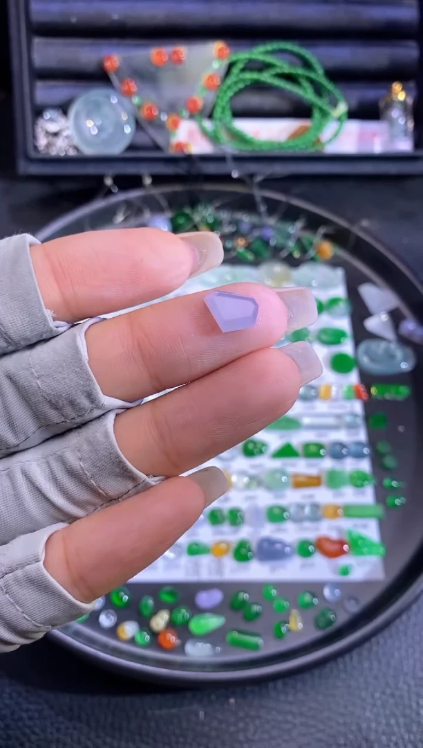 未镶嵌挂件翡翠切割