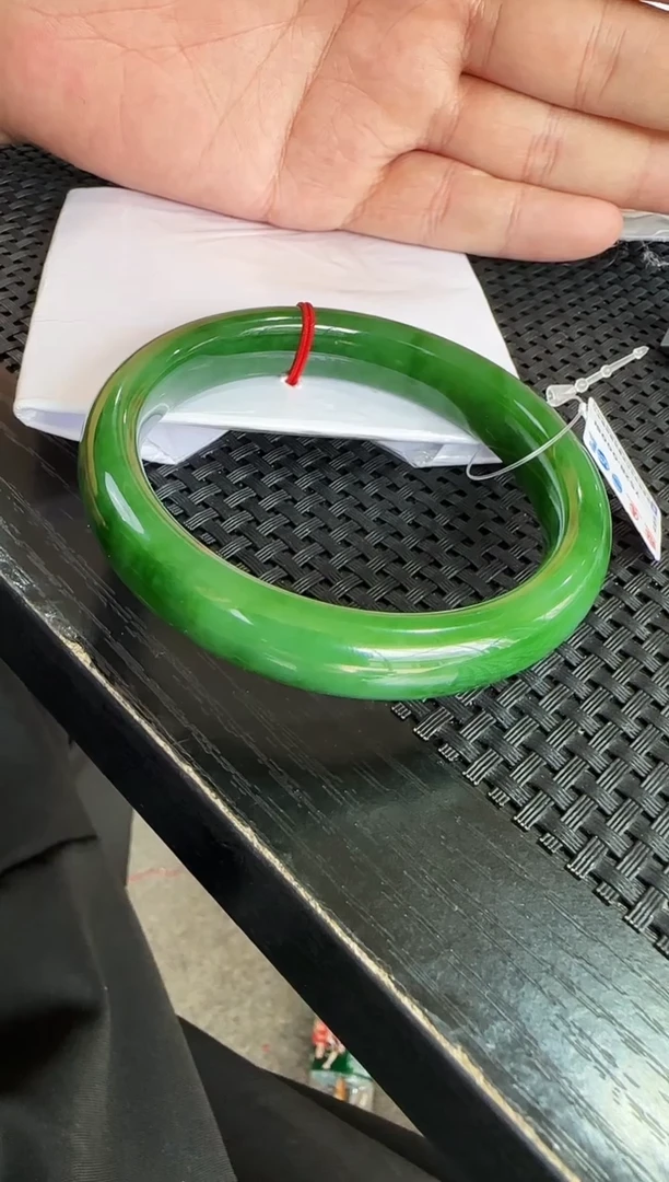 【闪购商品】和田玉手镯未镶嵌辣绿60圈口