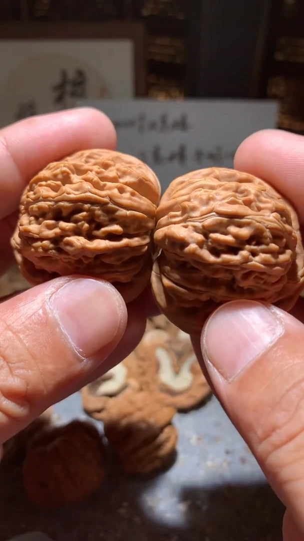 文玩核桃把件【核缘雅趣】40左右汉高楼，同尺寸随机发